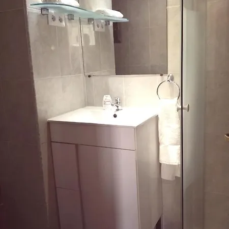 Lovely Three Bedroom Wifi Near Beach *