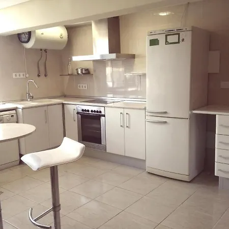 Lovely Three Bedroom Wifi Near Beach Apartment
