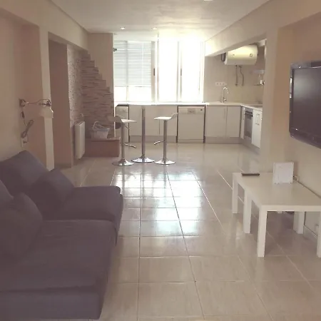 Lovely Three Bedroom Wifi Near Beach Apartment *